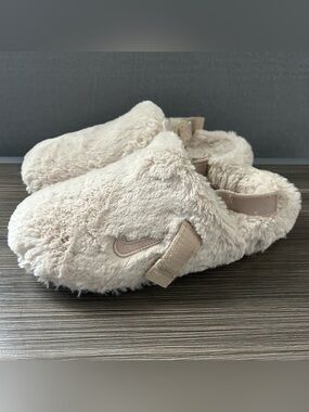 Nike Women’s Calm Mule SE NA Size 8 Fuzzy Fur Cozy Slingback clog Beige